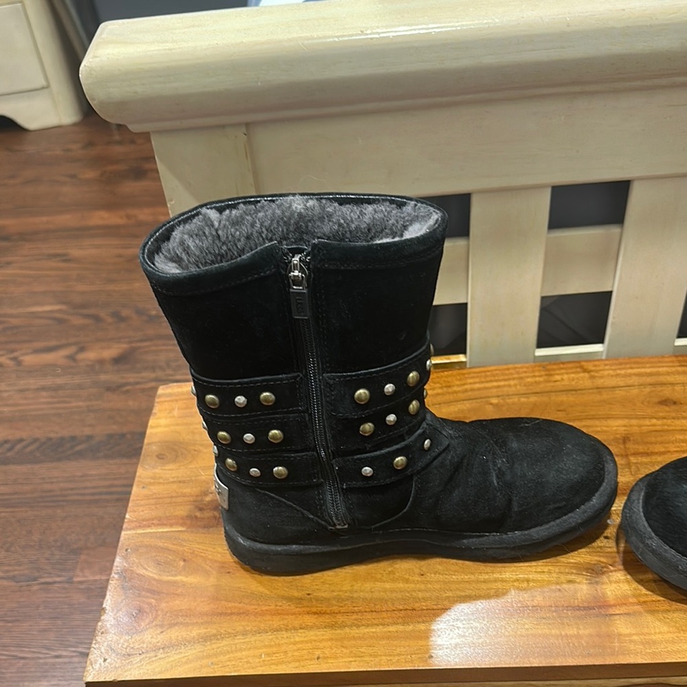 Ugg | Black Studded Boots with Fur Lining - Picture 7 of 8